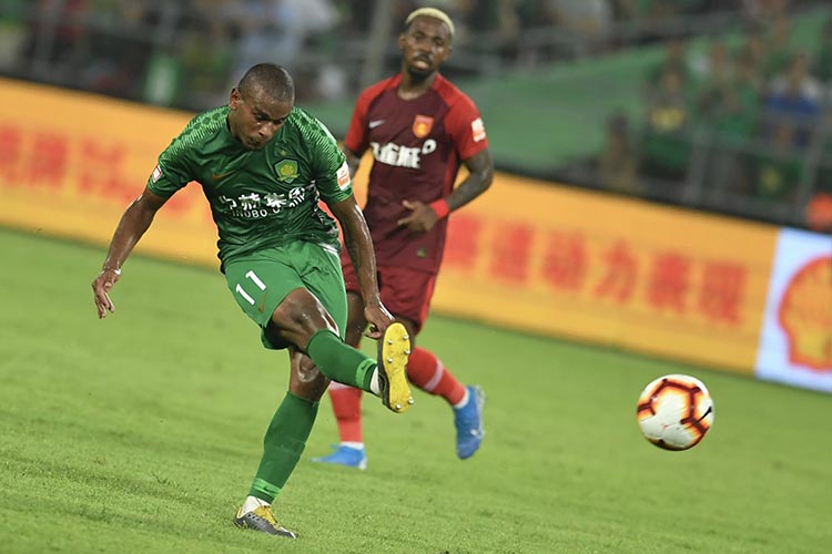  羽毛球赛场再起风云：洞庭青龙队爆冷徽州火狐队，新援首秀制胜团队防守值得称道