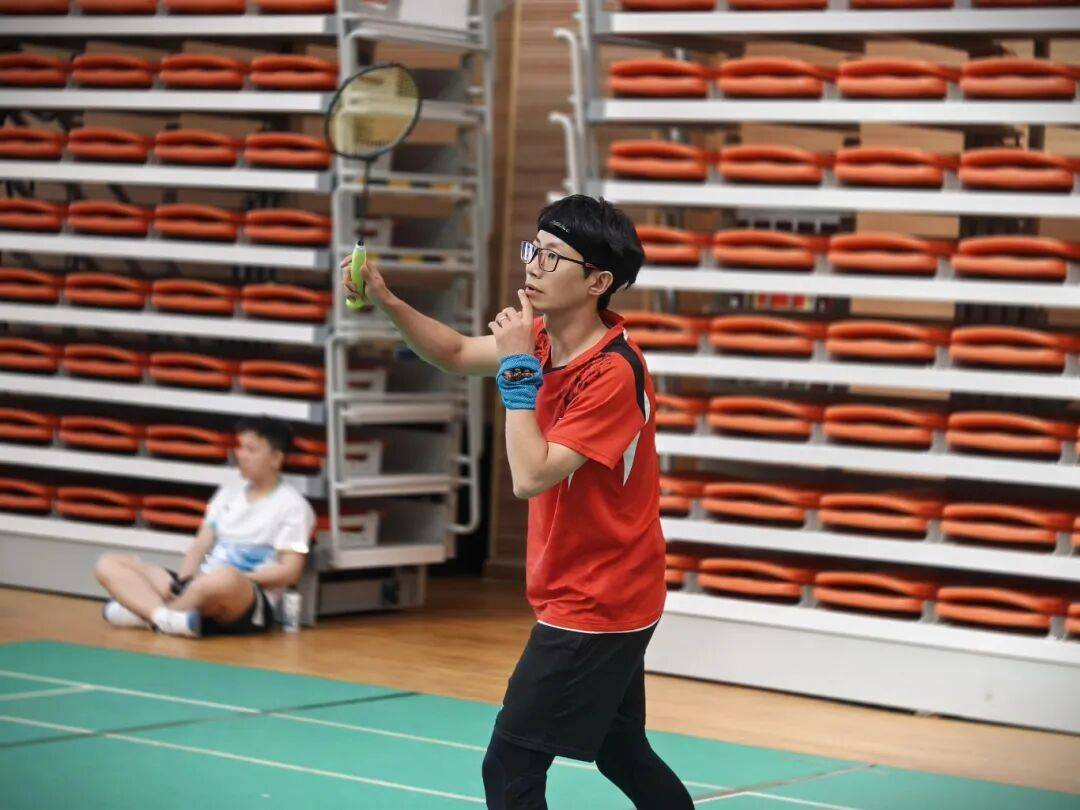 羽毛球夜战：岭北天虎队鏖战河套霹雳队，速度优势明显本土核心状态回升(越战血战)
