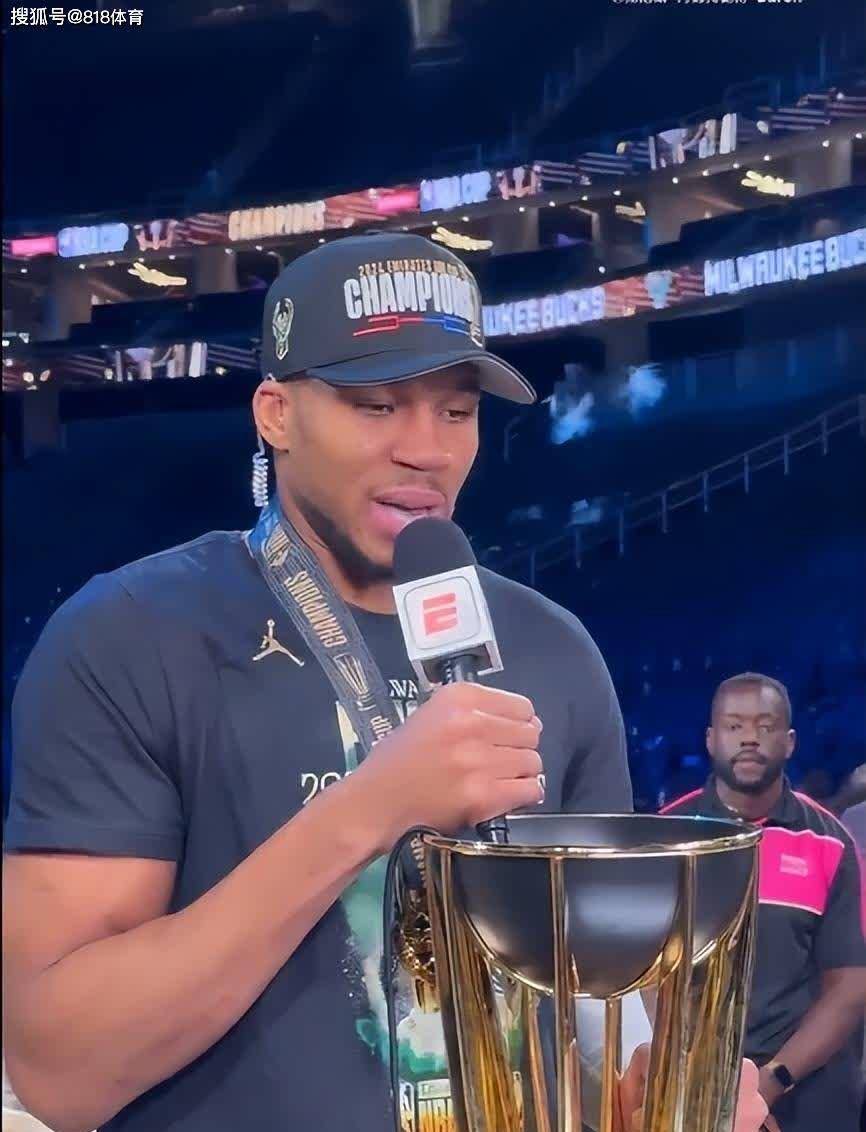 字母哥重返赛场，刷新纪录首场状态出色，雄鹿观众沸腾！再创辉煌时刻的简单介绍