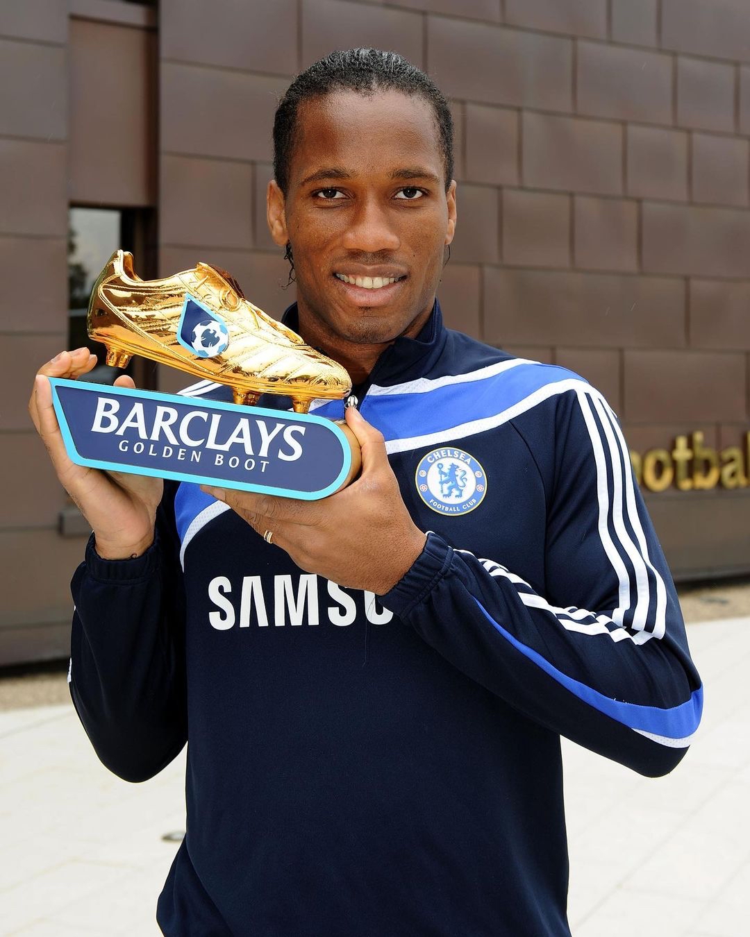 包含德罗巴连续七场比赛得分超过势不可挡，切尔西挑战极限！的词条