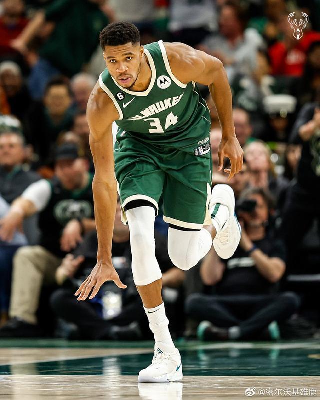 包含字母哥连续十二场比赛得分超过关键助攻，C9挑战极限！的词条